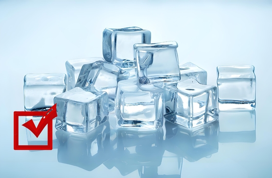 110kg commercial fully automatic small ice maker for business use, large-capacity square ice cubes, large ice maker for bars.